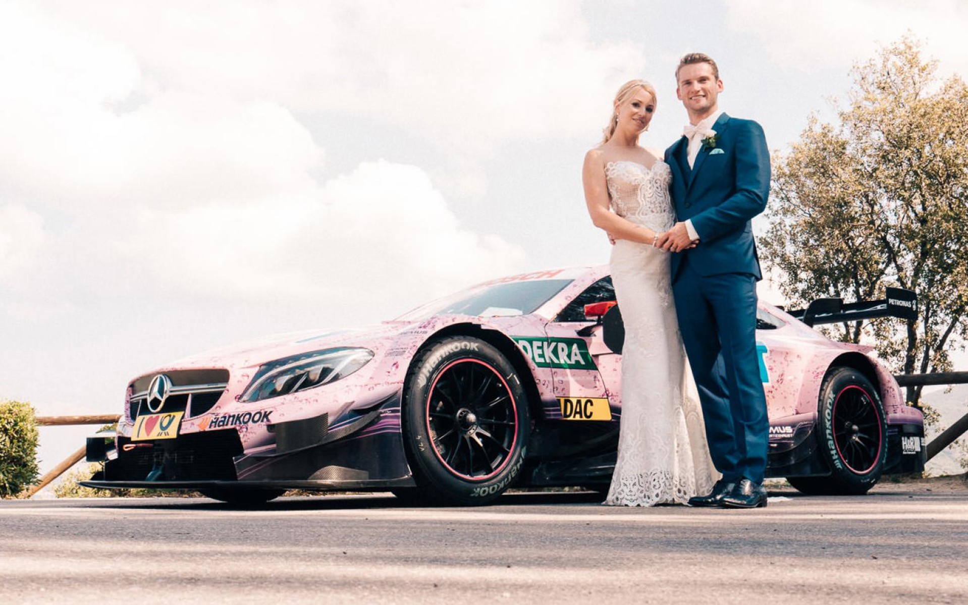 Αυτοκίνητο γάμου... μια αγωνιστική AMG C63