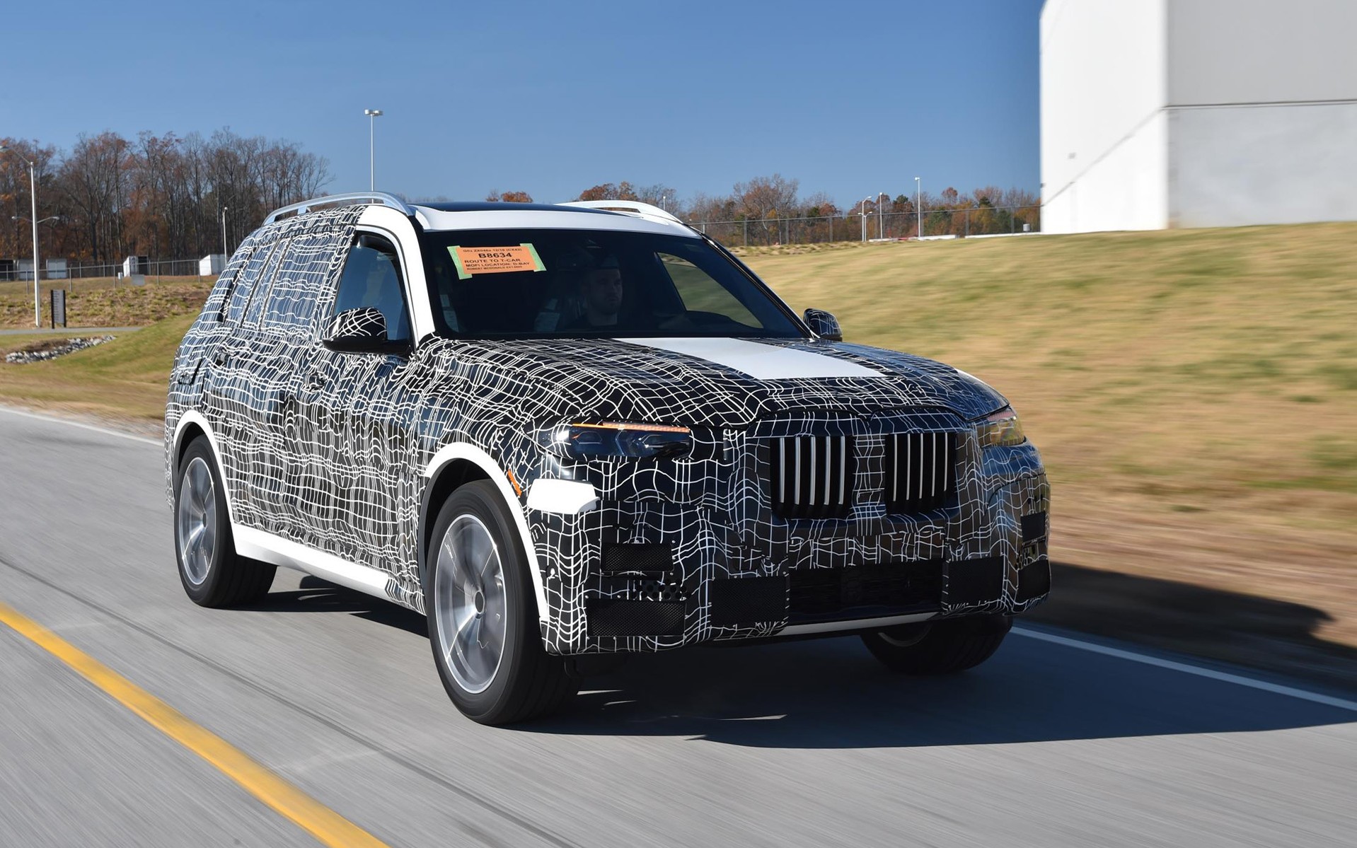 Βγήκε στους δρόμους το μεγάλο SUV της BMW (vid)