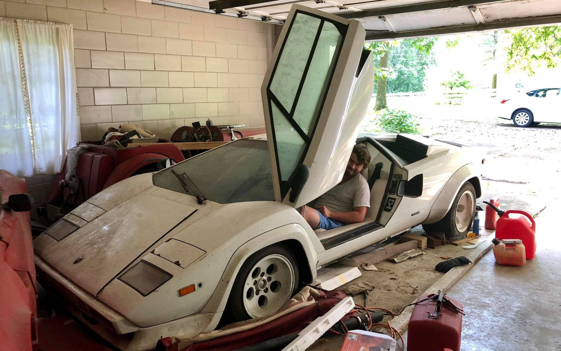 Πώς μια Lamborghini Countach βρέθηκε σε αυτό το γκαράζ;
