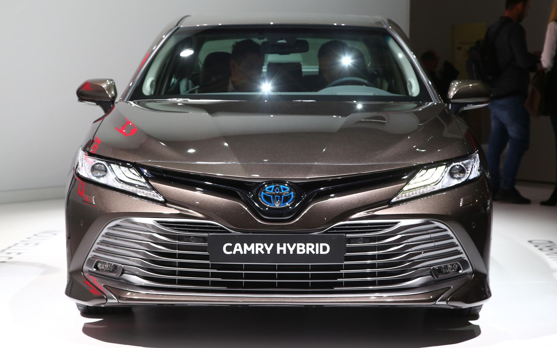 Το υβριδικό Camry αντικαθιστά το Toyota Avensis