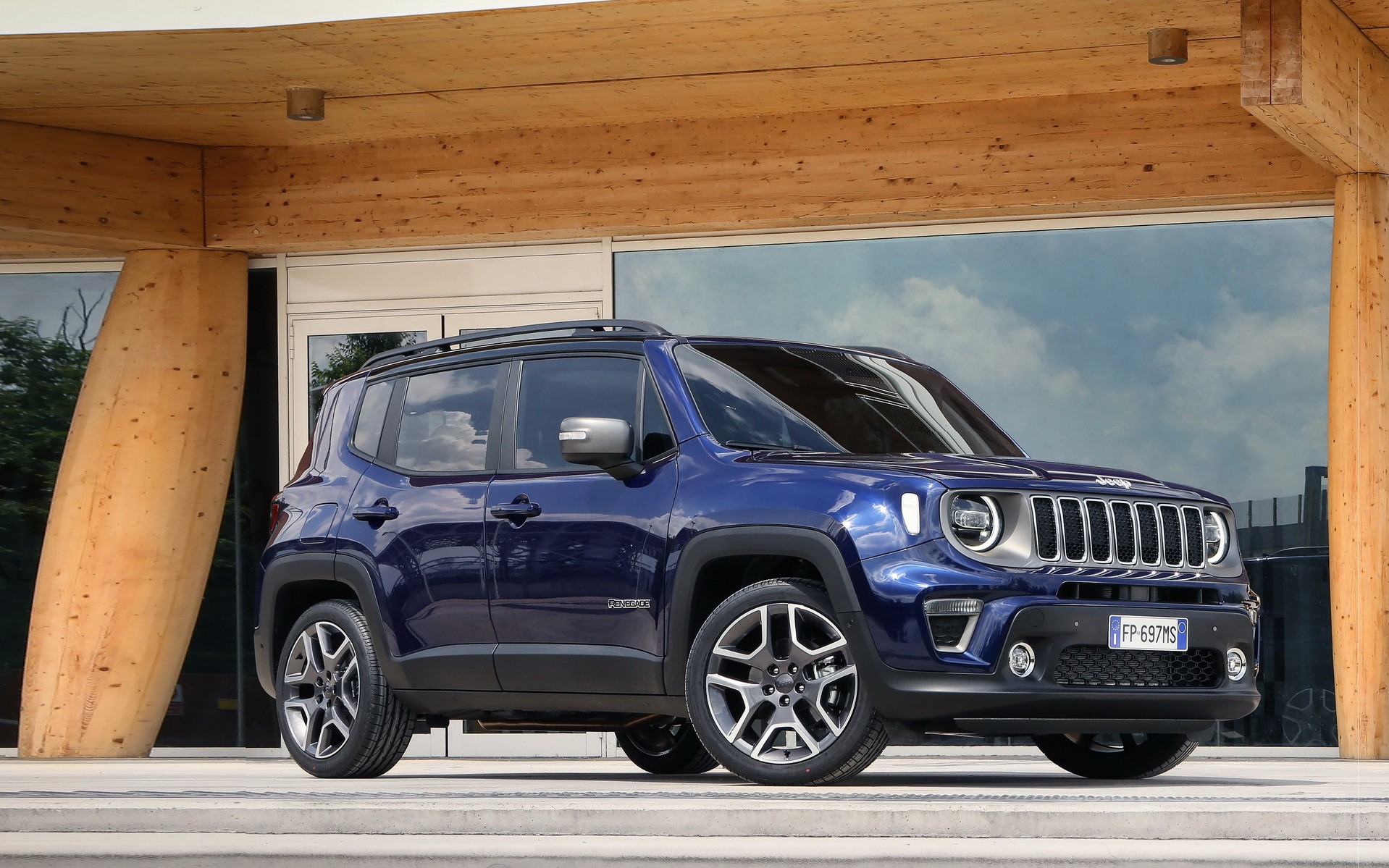 NEO JEEP RENEGADE: Η περιπέτεια σας καλεί!