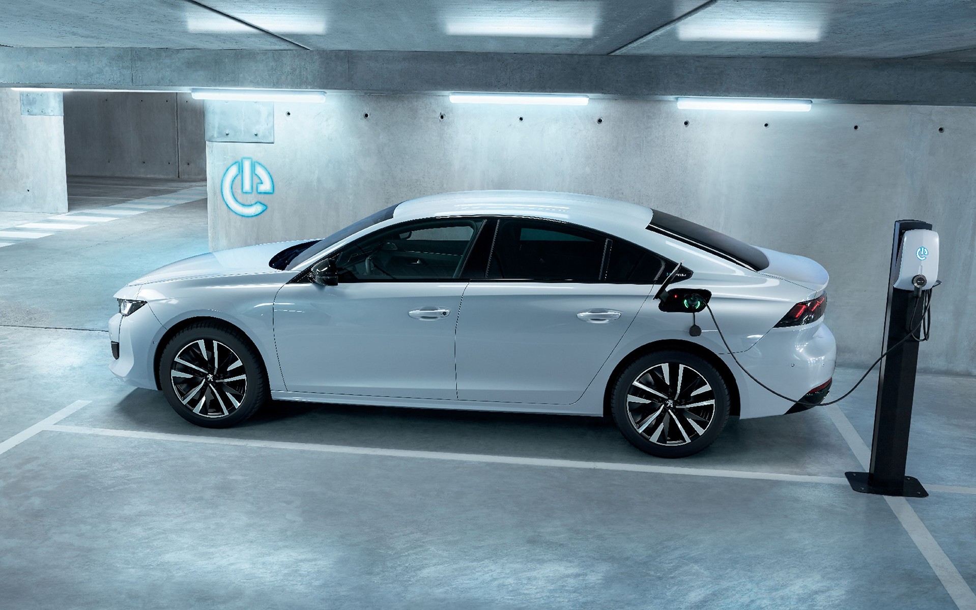 Τα νέα plug-in υβριδικά Peugeot 508 και 508 SW
