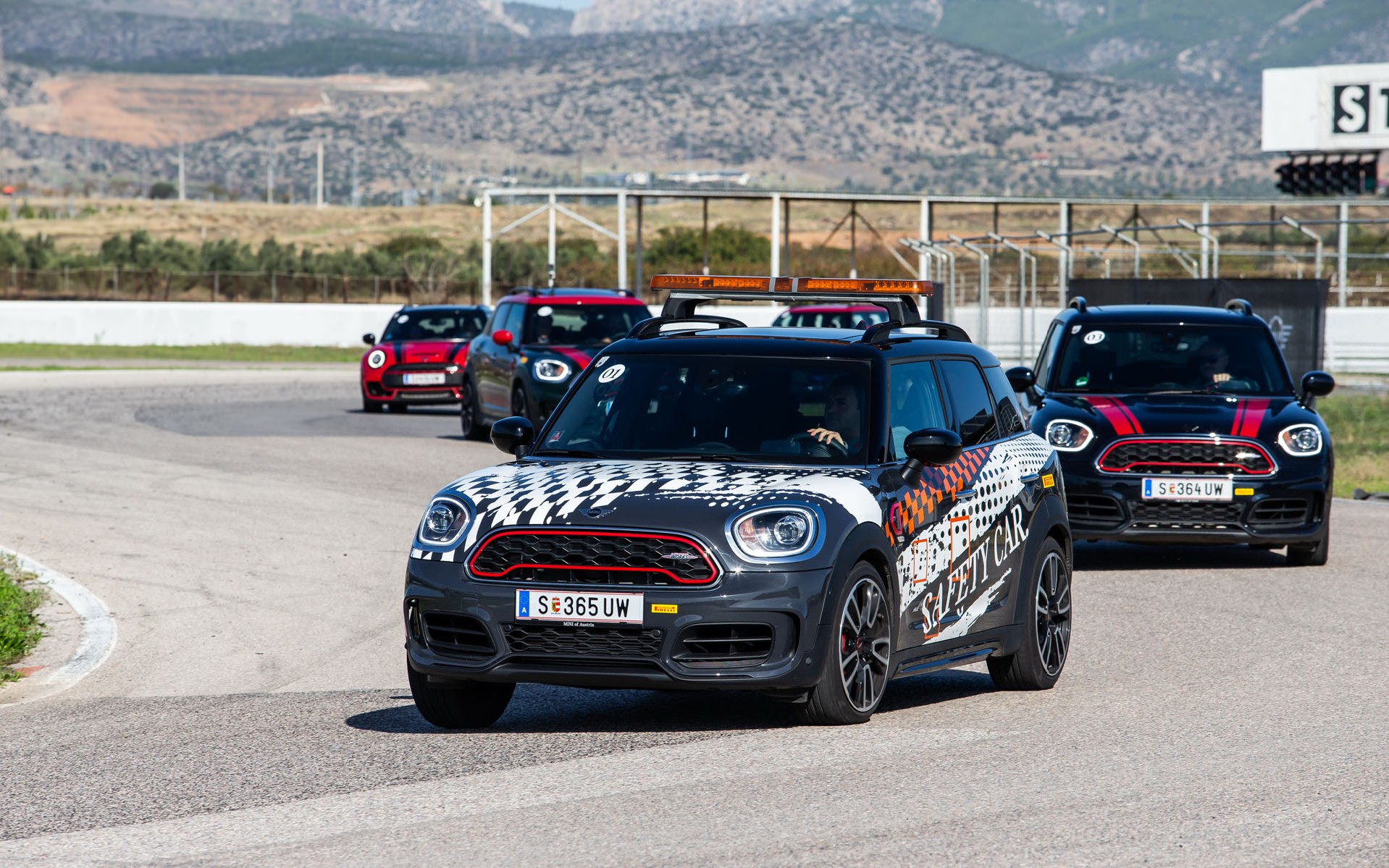 Τα MINI John Cooper Works στην πίστα των Μεγάρων
