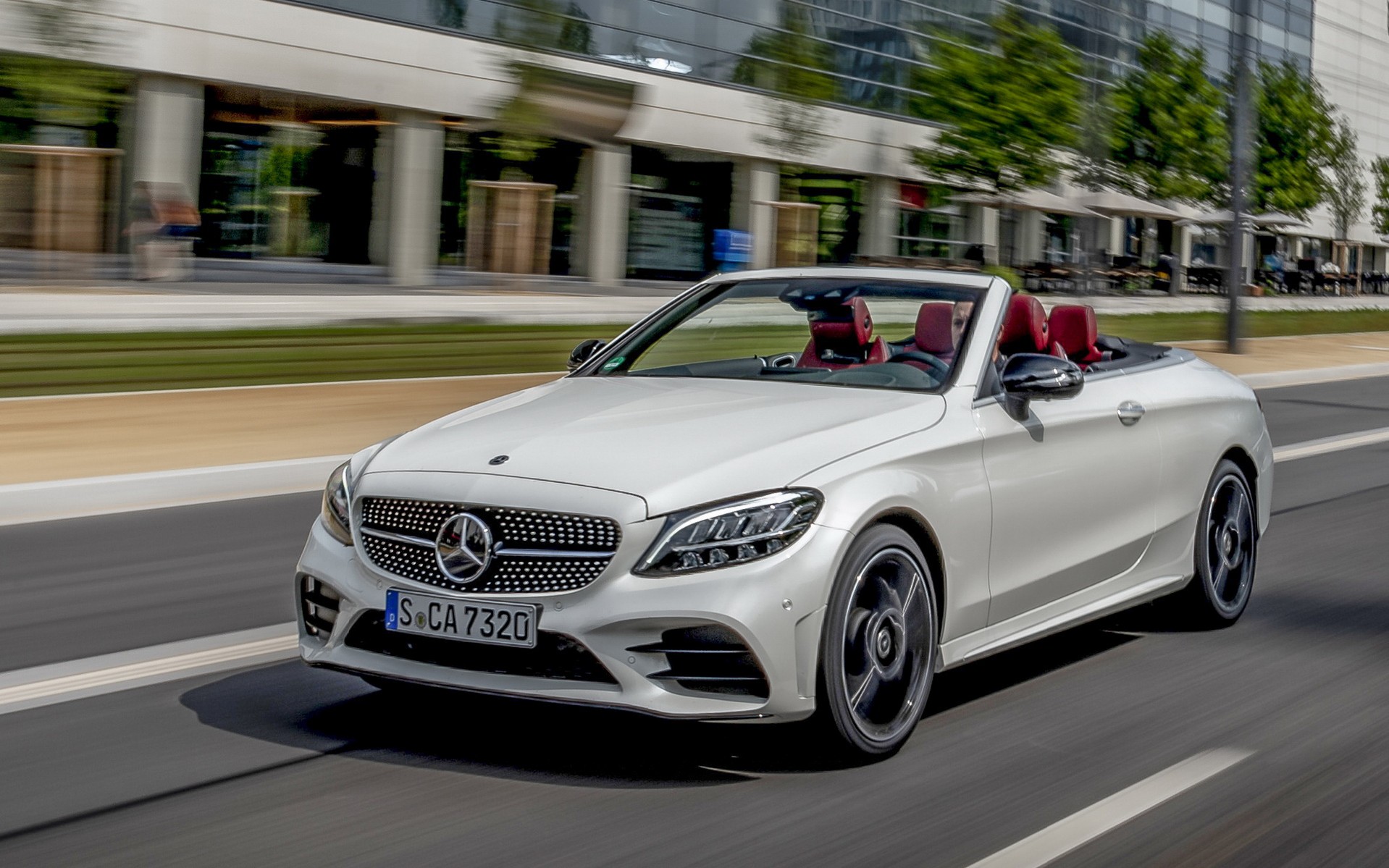 Δεν χρειάζεται να είσαι κάτοχος μιας Mercedes-Benz C-Class Cabriolet για να την απολαύσεις