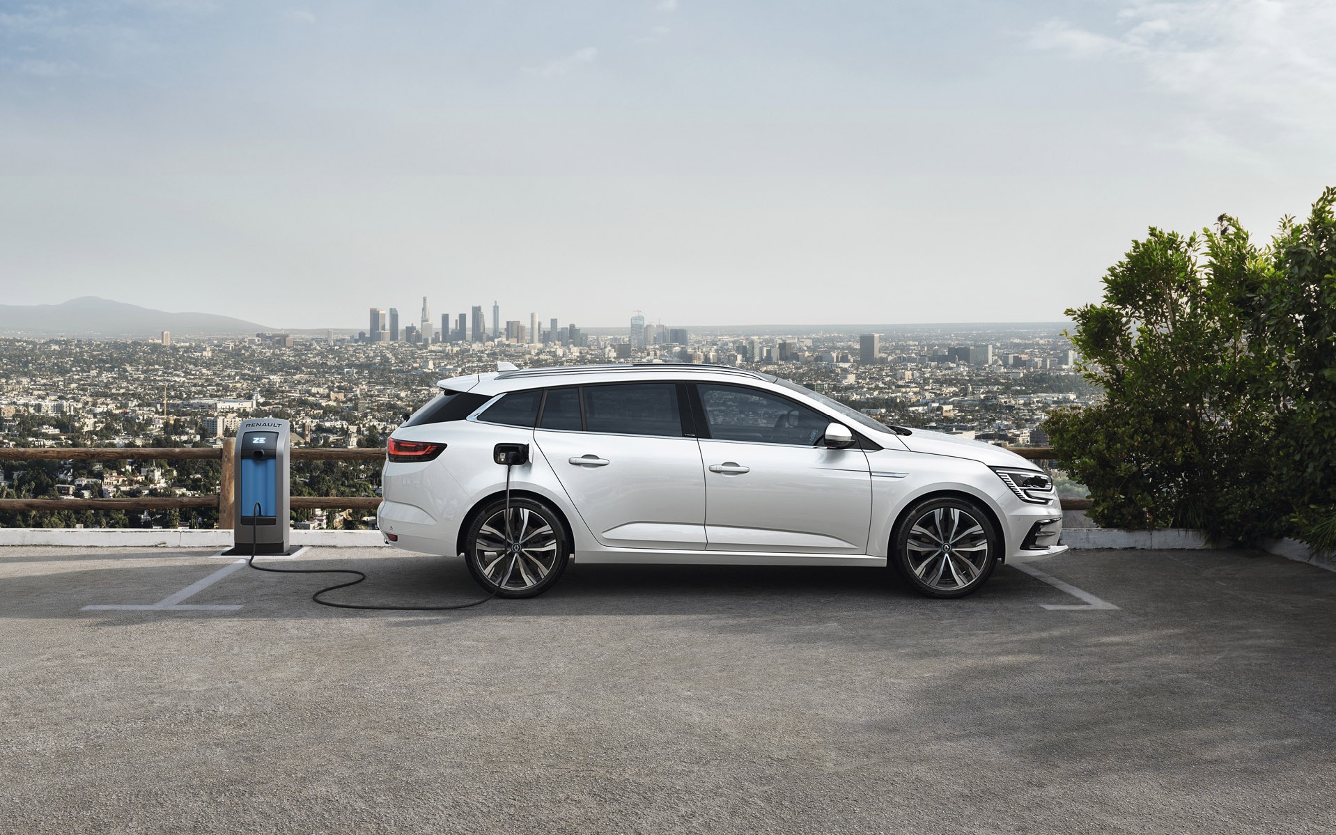 Το νέο Megane σε έκδοση plug-in hybrid με μέση κατανάλωση 1,3 lt/100 km