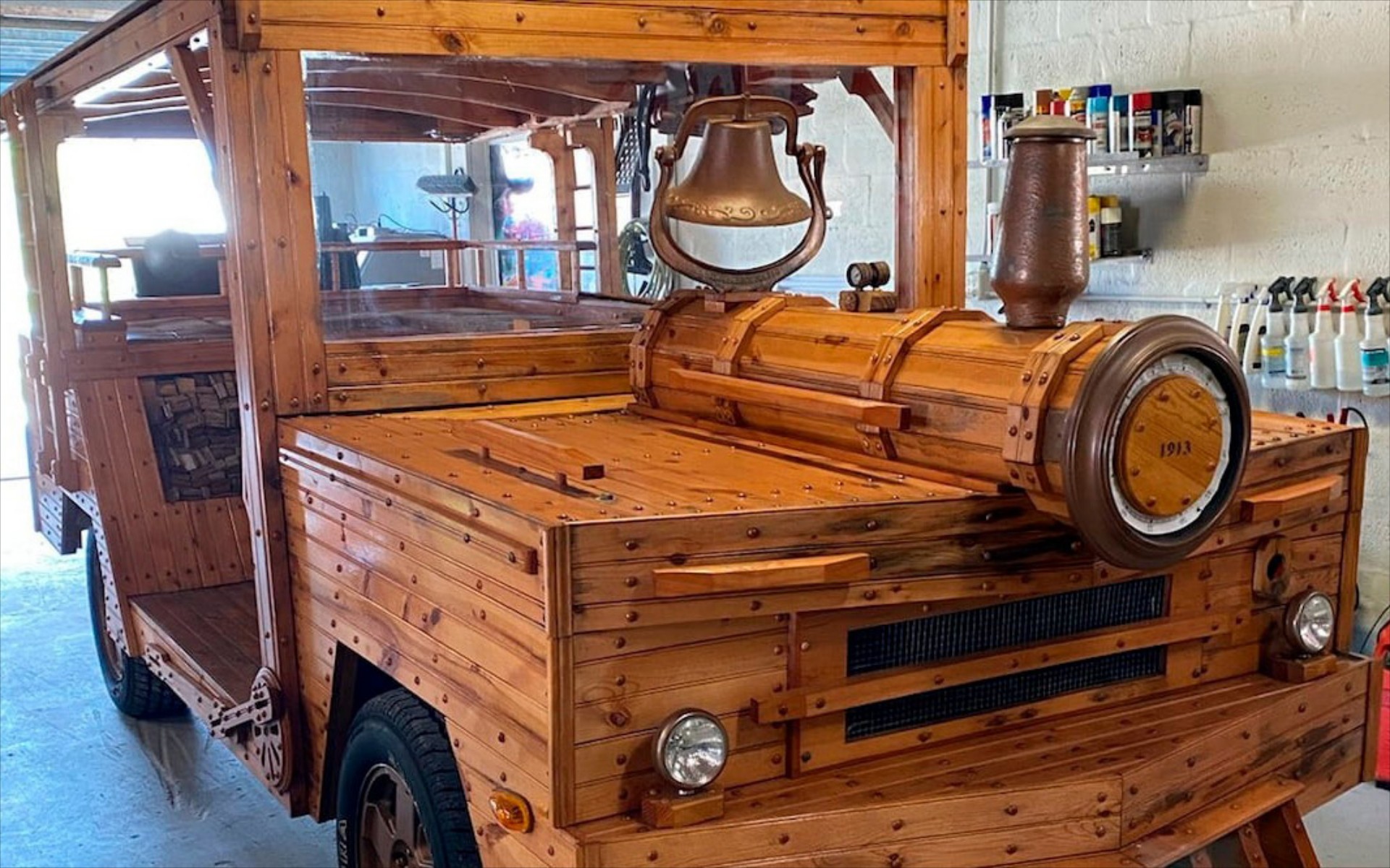 Εντυπωσιακό: Μετέτρεψε ένα Jeep Commander σε… ξύλινο καναπέ 