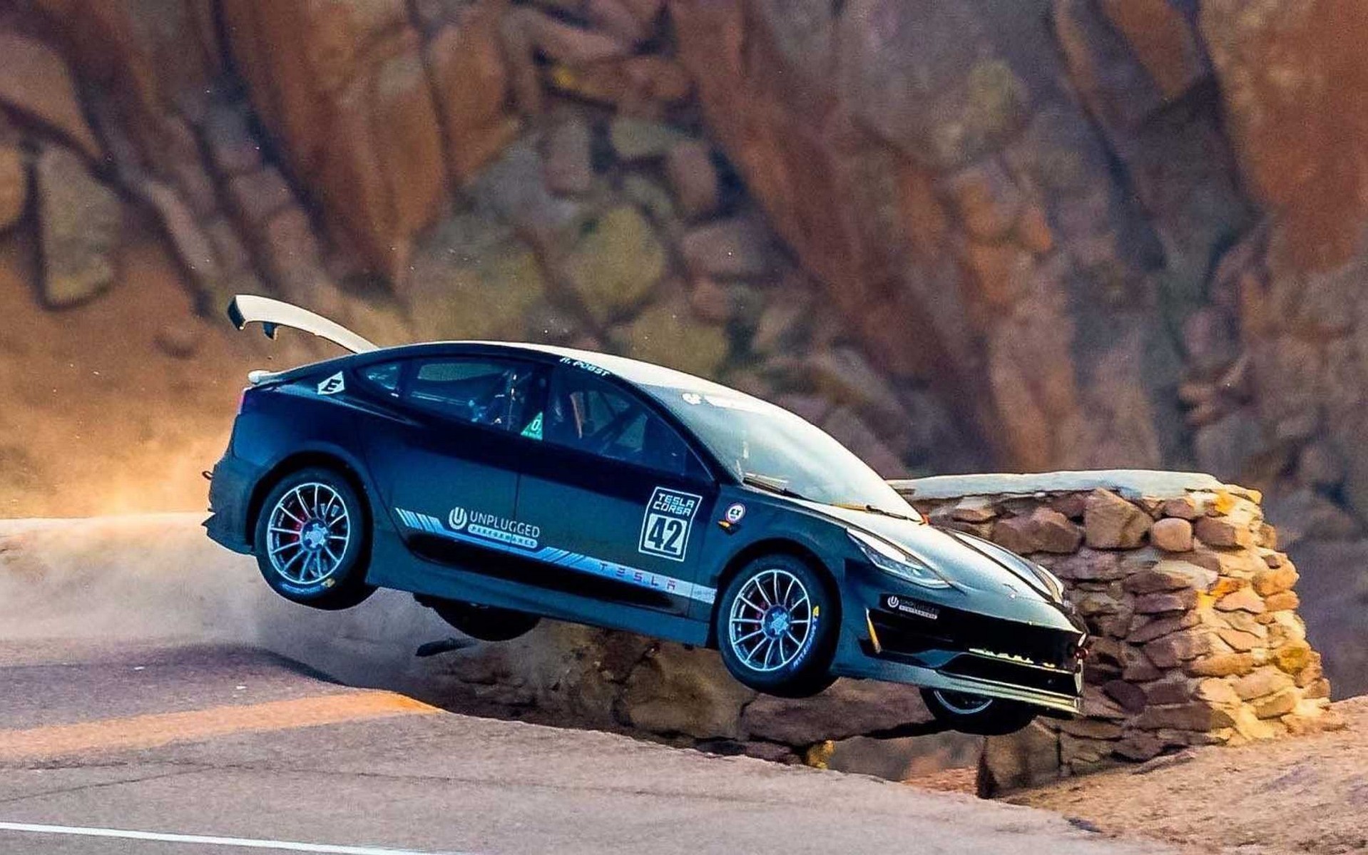 Ένα αγωνιστικό Tesla «απογειώνεται» στο Pikes Peak