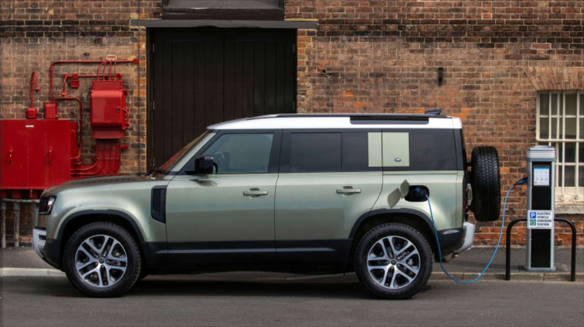 Land Rover Defender P400e: Το σκληροτράχηλο off roader αποκτά plug-in hybrid έκδοση