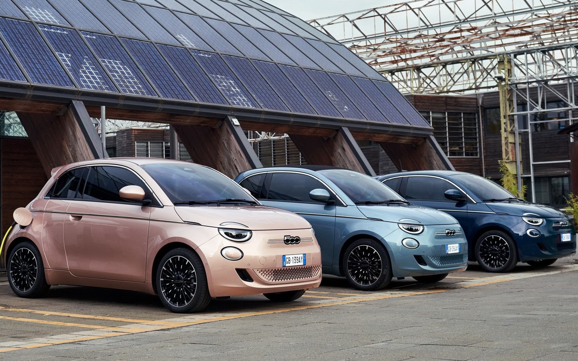 Σε τιμή έκπληξη το ηλεκτρικό Fiat 500: Δείτε αναλυτικά τιμές, εκδόσεις και εξοπλισμό