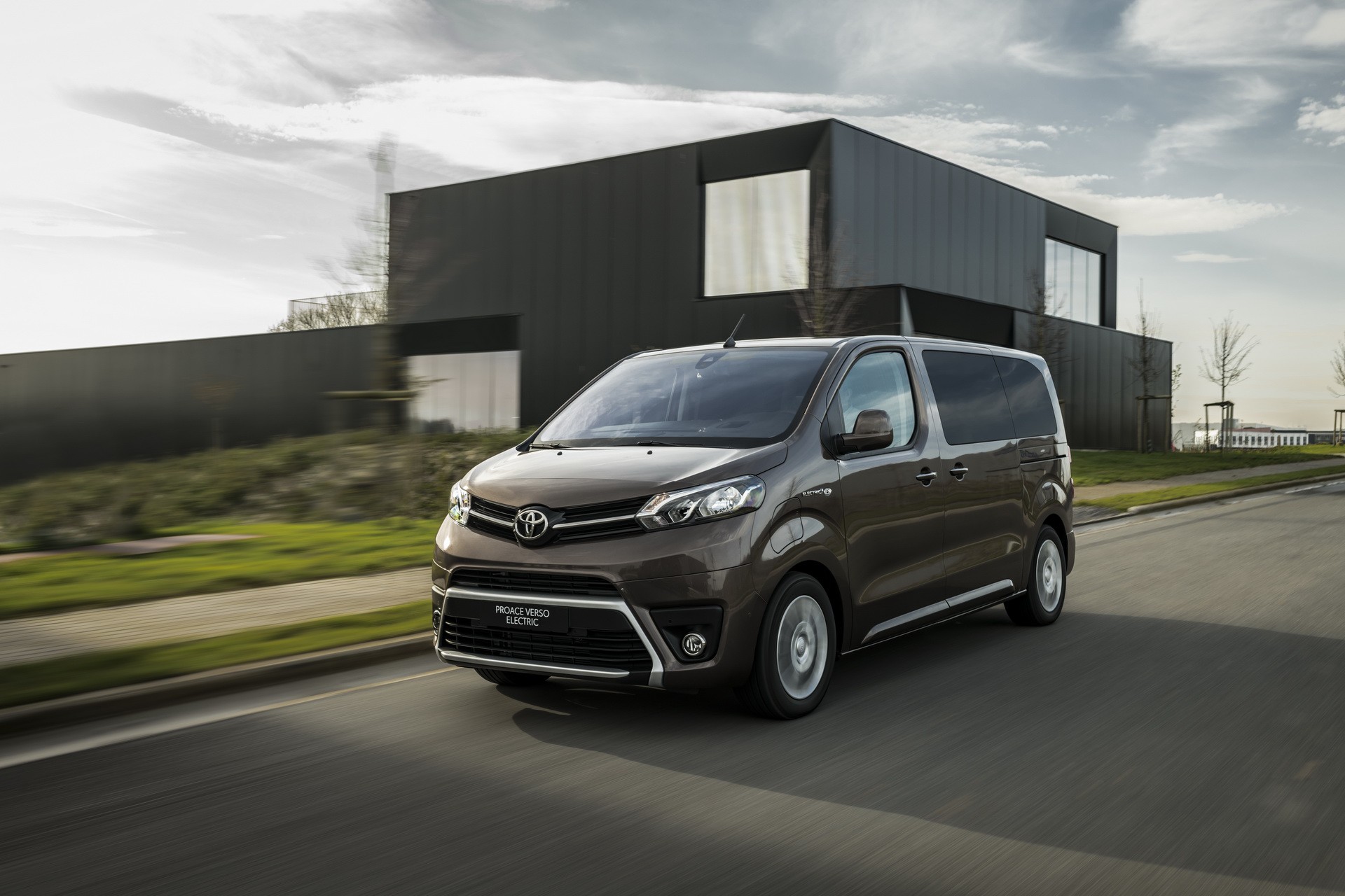 Το Toyota Proace Verso γίνεται ηλεκτρικό με αυτονομία 330 km 