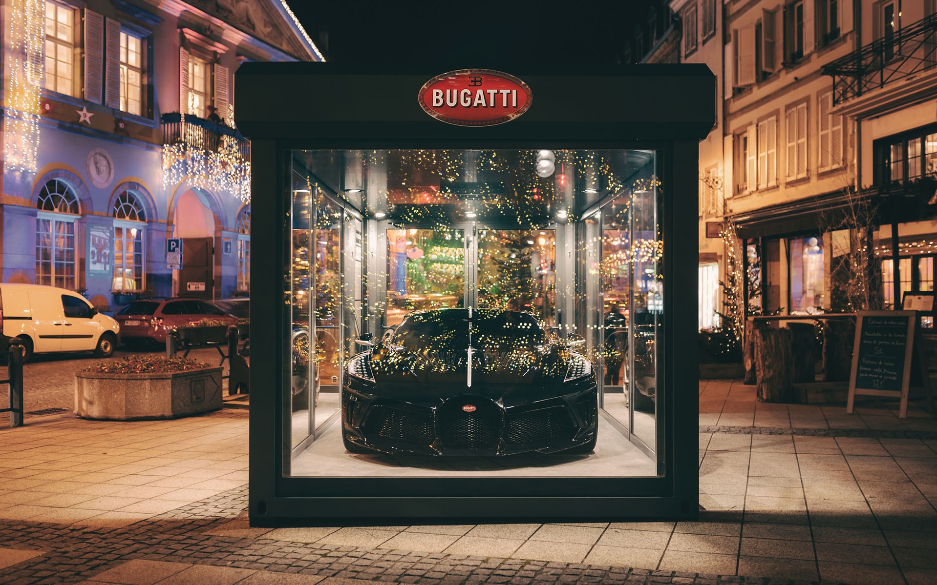 Η Bugatti La Voiture Noire έκλεψε τη λάμψη από το χριστουγεννιάτικο δέντρο