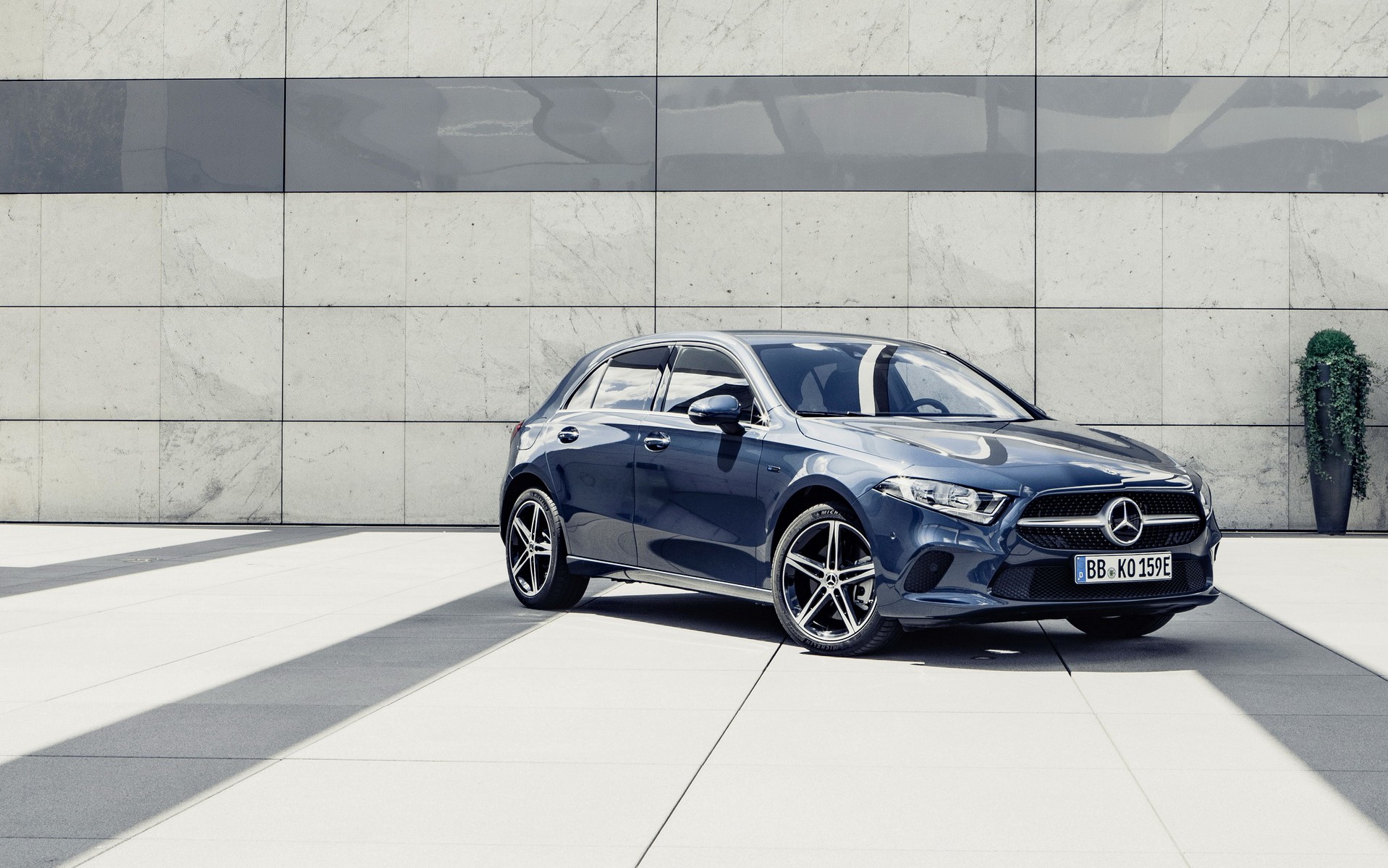 Mercedes-Benz A 250 e: Μπαίνει στην πρίζα!