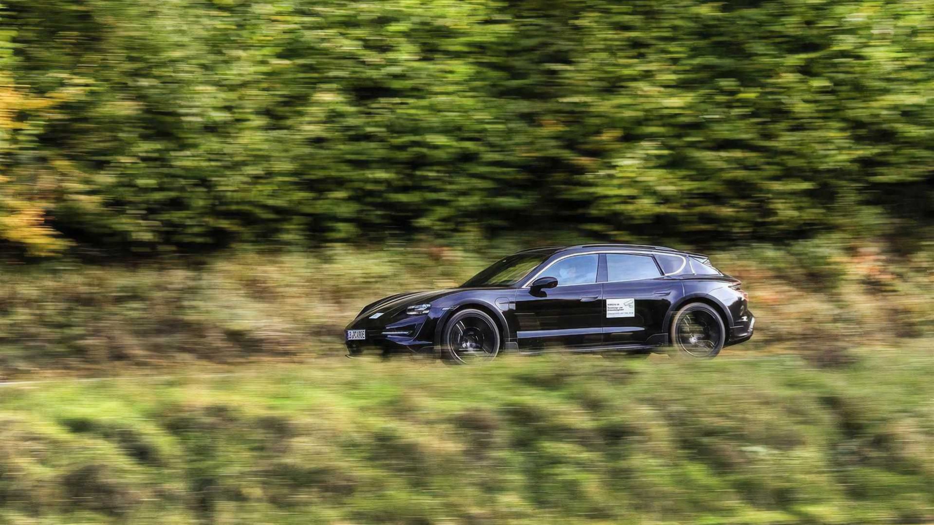 Ο Webber στο τιμόνι της Porsche Taycan Cross Turismo