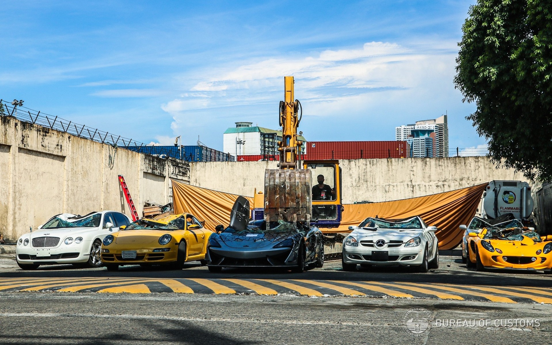 Γιατί μια μπουλντόζα καταστρέφει McLaren 620R και άλλα πανάκριβα μοντέλα στις Φιλιππίνες;