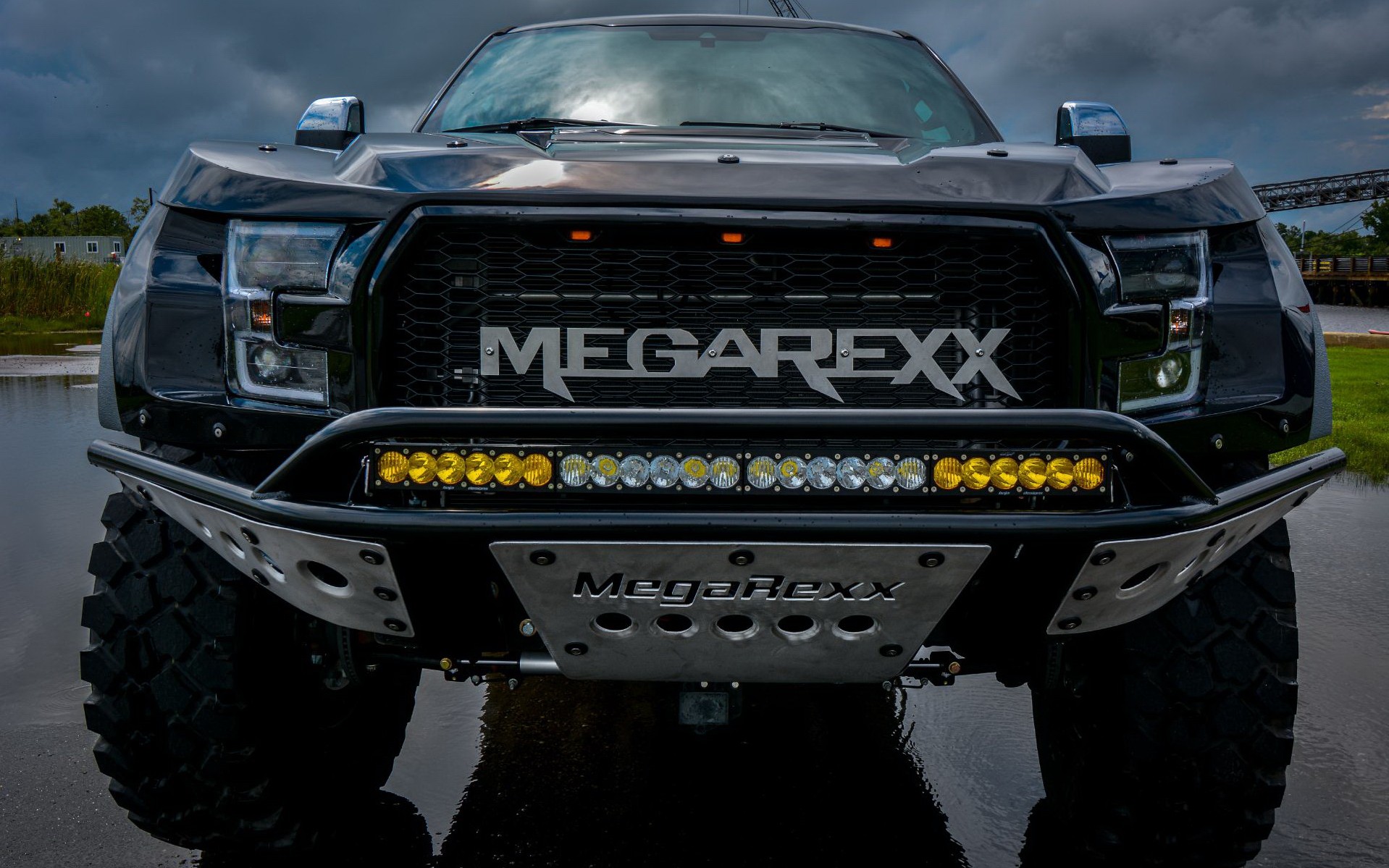 To Ford Raptor δεν σου είναι αρκετό; Δες το MegaRaptor! 