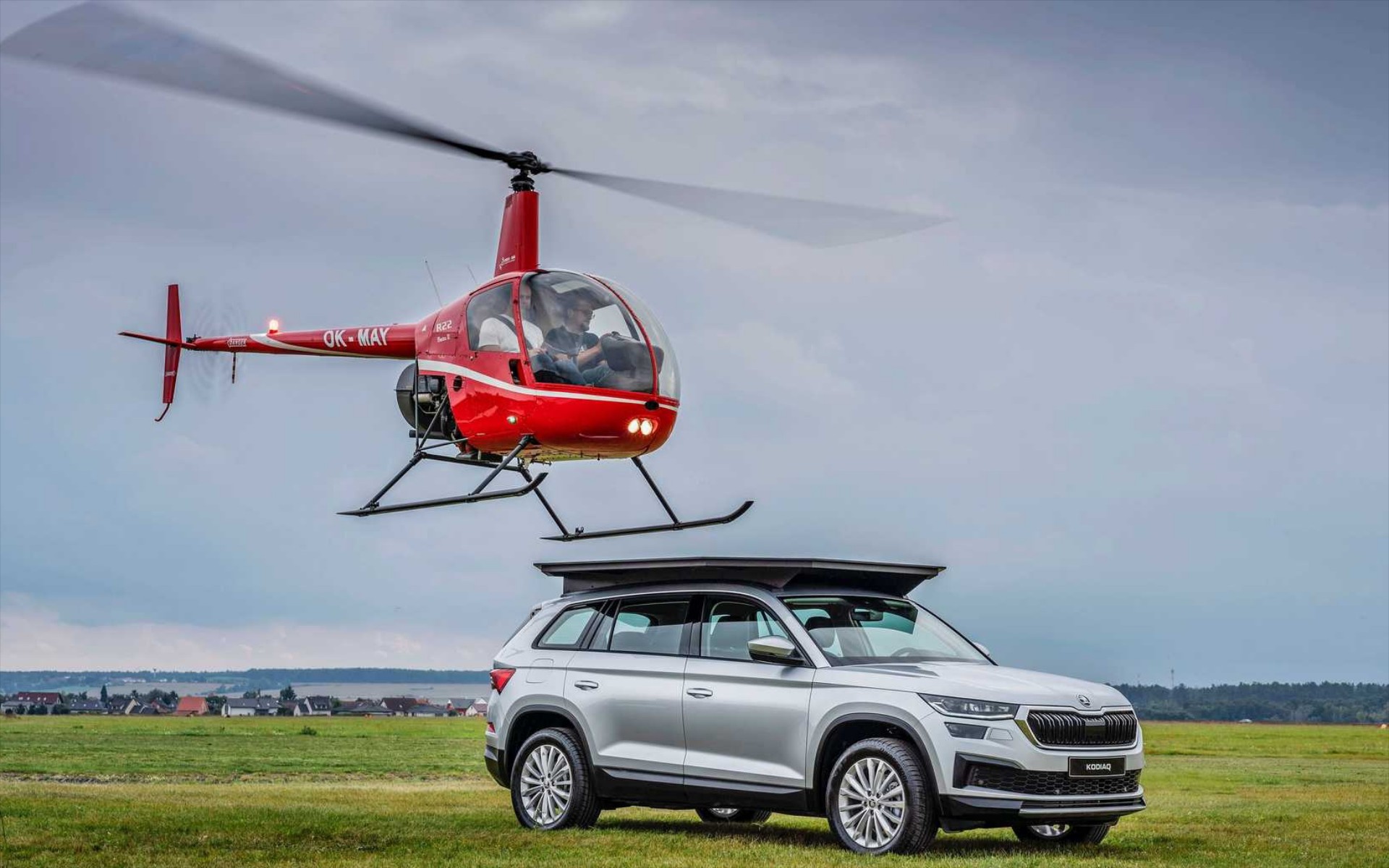 Ελικόπτερο προσγειώθηκε πάνω στο SUV της Skoda (video)