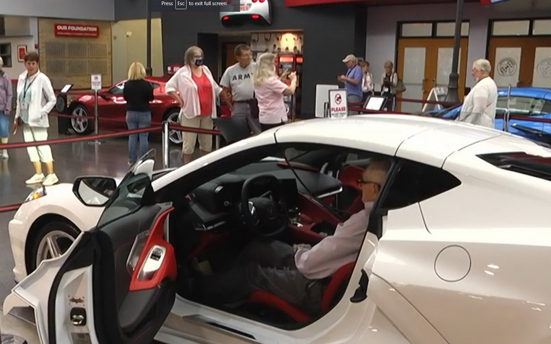 Βετεράνος του 2ου Παγκοσμίου Πολέμου παρέλαβε πρώτος την Corvette Stingray 2022!