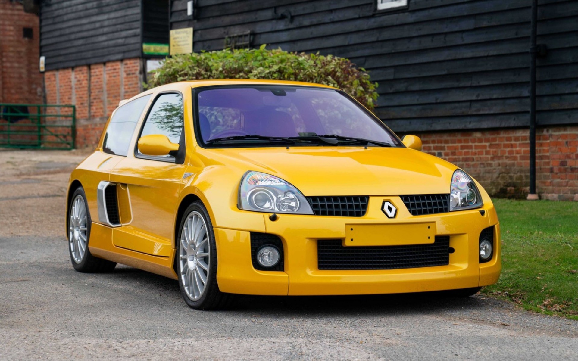 Αυτό το Renault Clio κοστίζει τουλάχιστον 83.000 ευρώ 