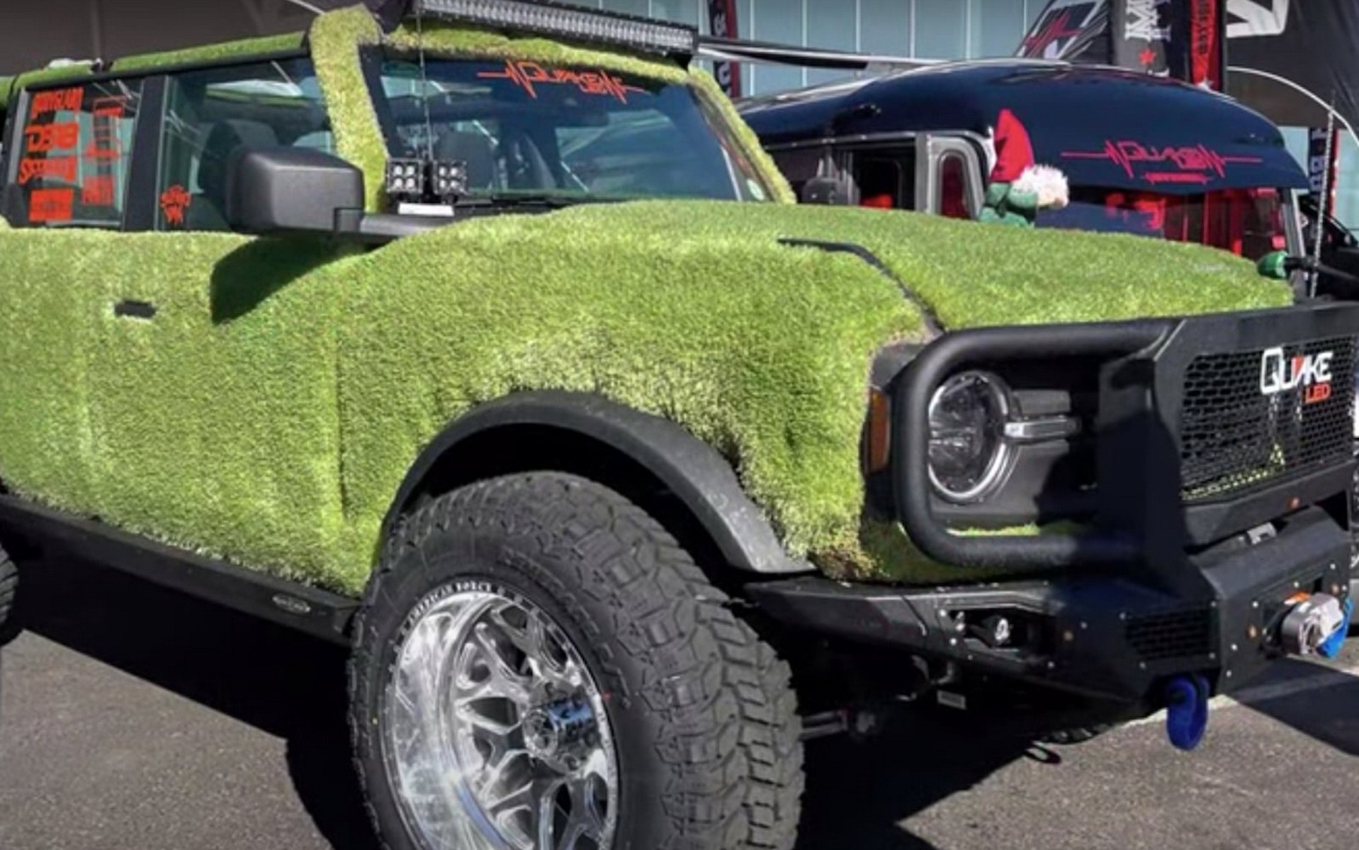 Έβαλαν στο αμάξωμα του Ford Bronco κανονικό γρασίδι! [video]
