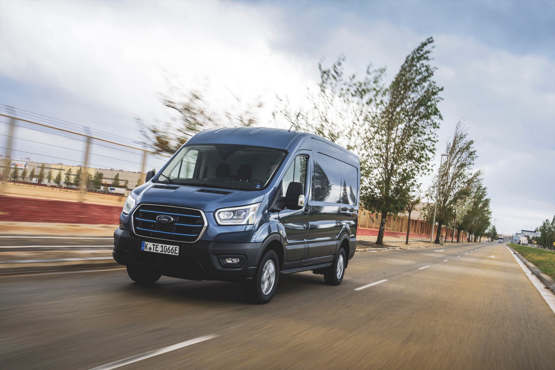 Οδηγούμε το Ford E-Transit: Το απόλυτο ηλεκτρικό van για τον επαγγελματία