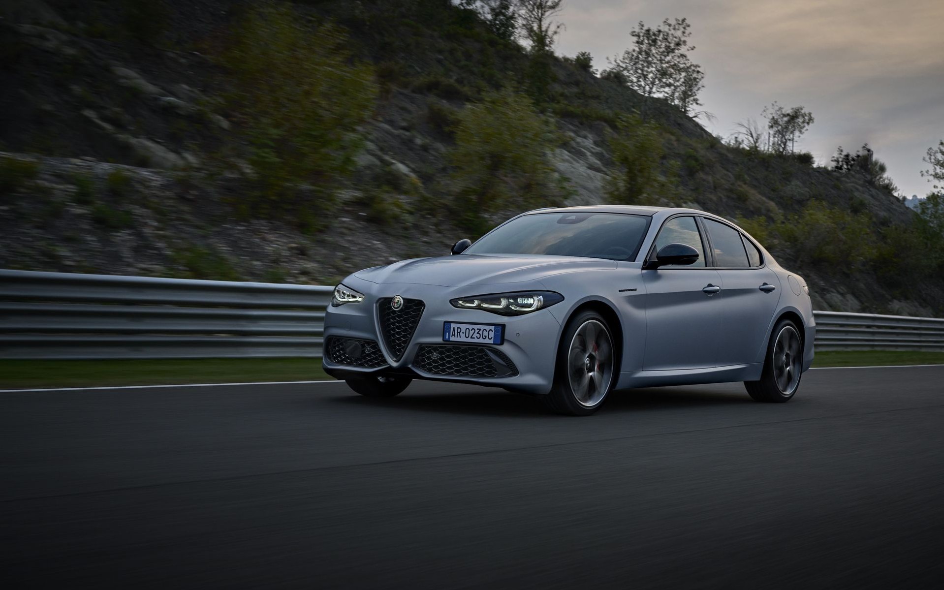 Δοκιμή Alfa Romeo Giulia Competizione 2.0T Q4 280 PS: Couple goals