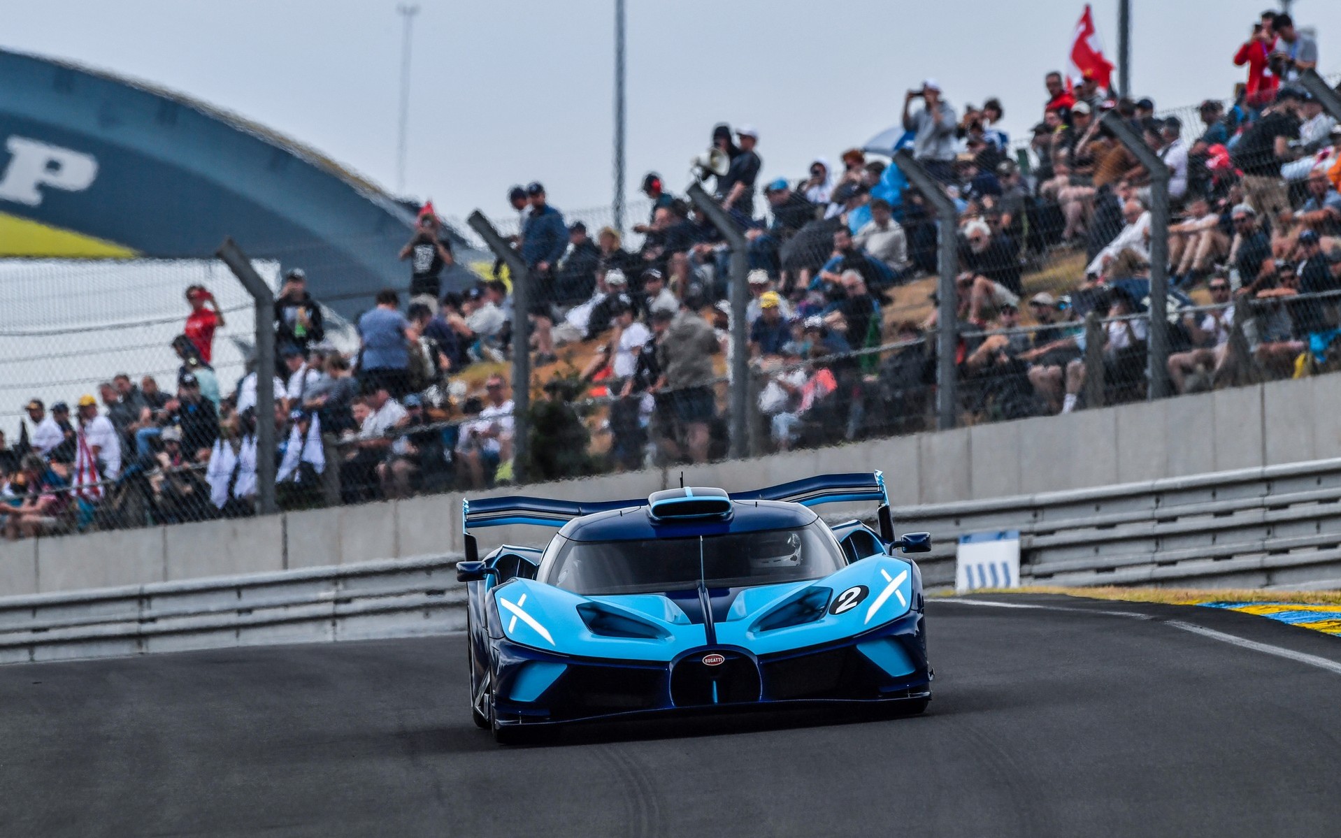 Αυτός ο άνθρωπος οδηγεί τη βολίδα της Bugatti αξίας 4 εκατ. ευρώ