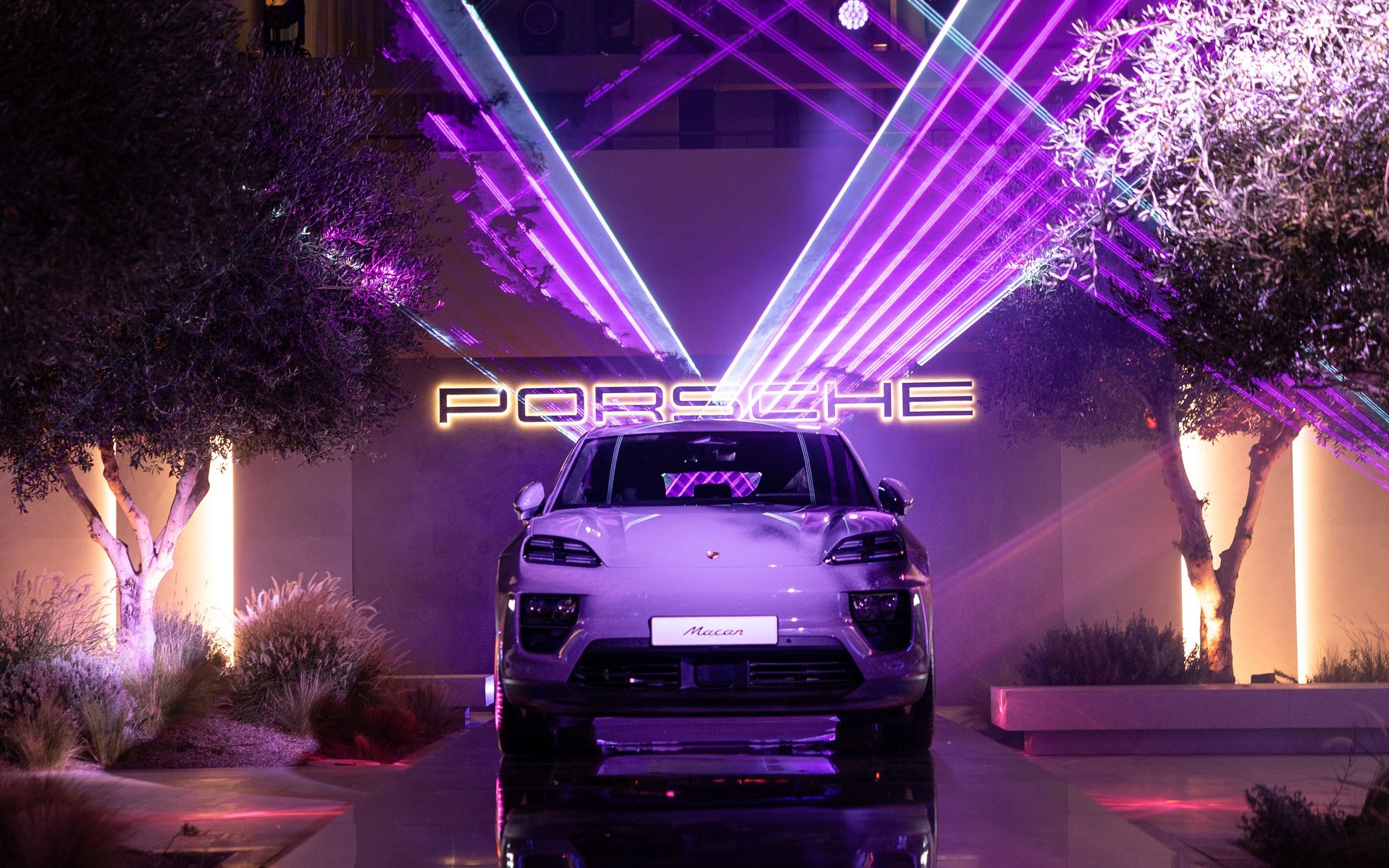 Η λαμπερή αποκάλυψη της νέας Porsche Macan