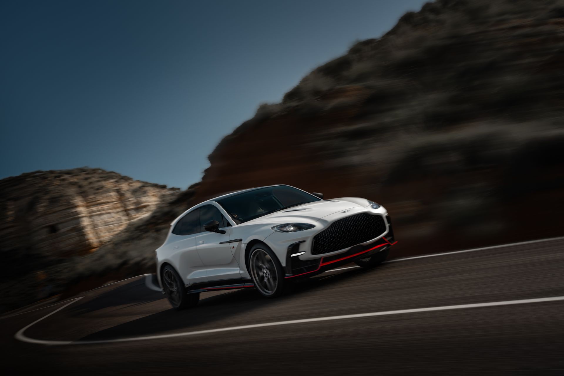 To ισχυρότερο θερμικό SUV ανήκει στην Aston Martin - Ξεπέρασε Lamborghini και Ferrari