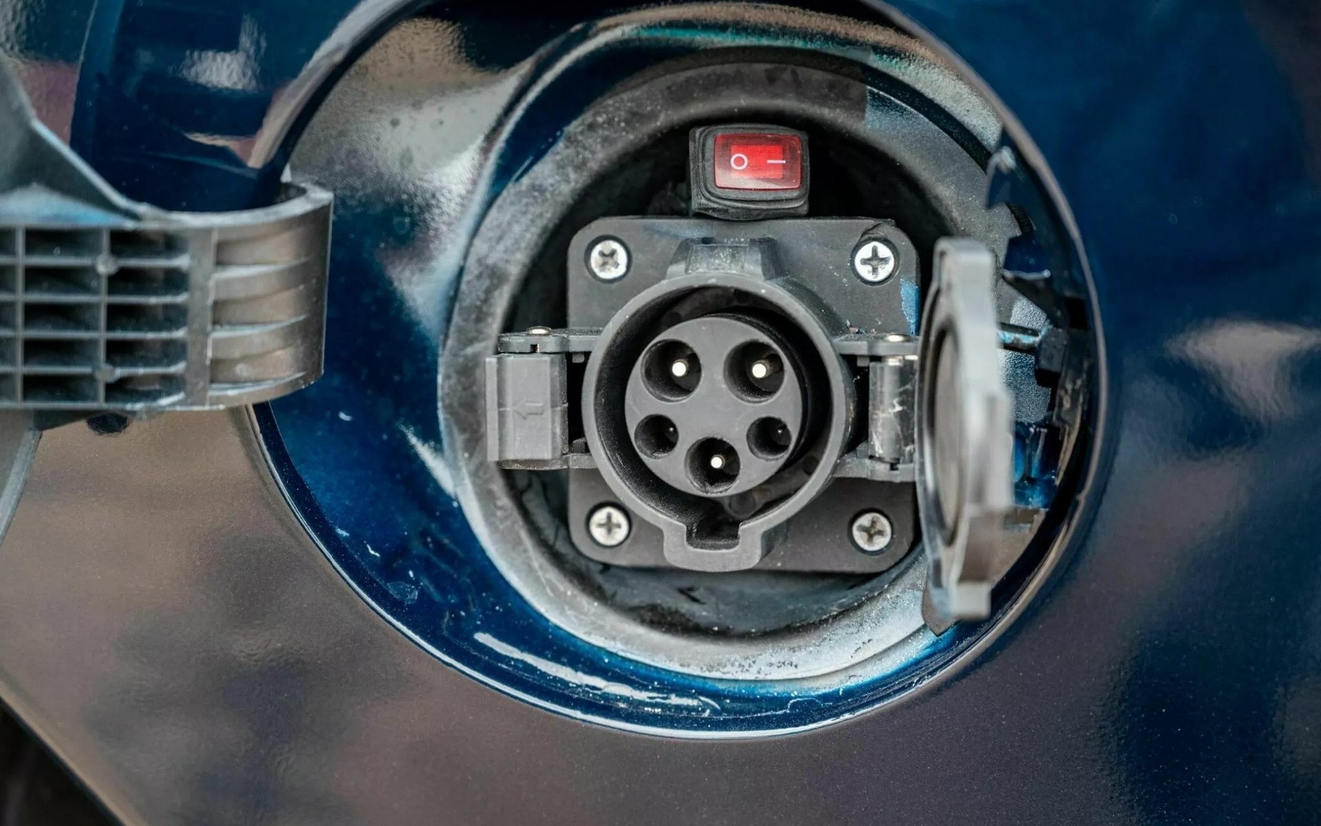 Ιεροσυλία; Θρυλικό μοντέλο των 90’s το… έβαλαν στη πρίζα!