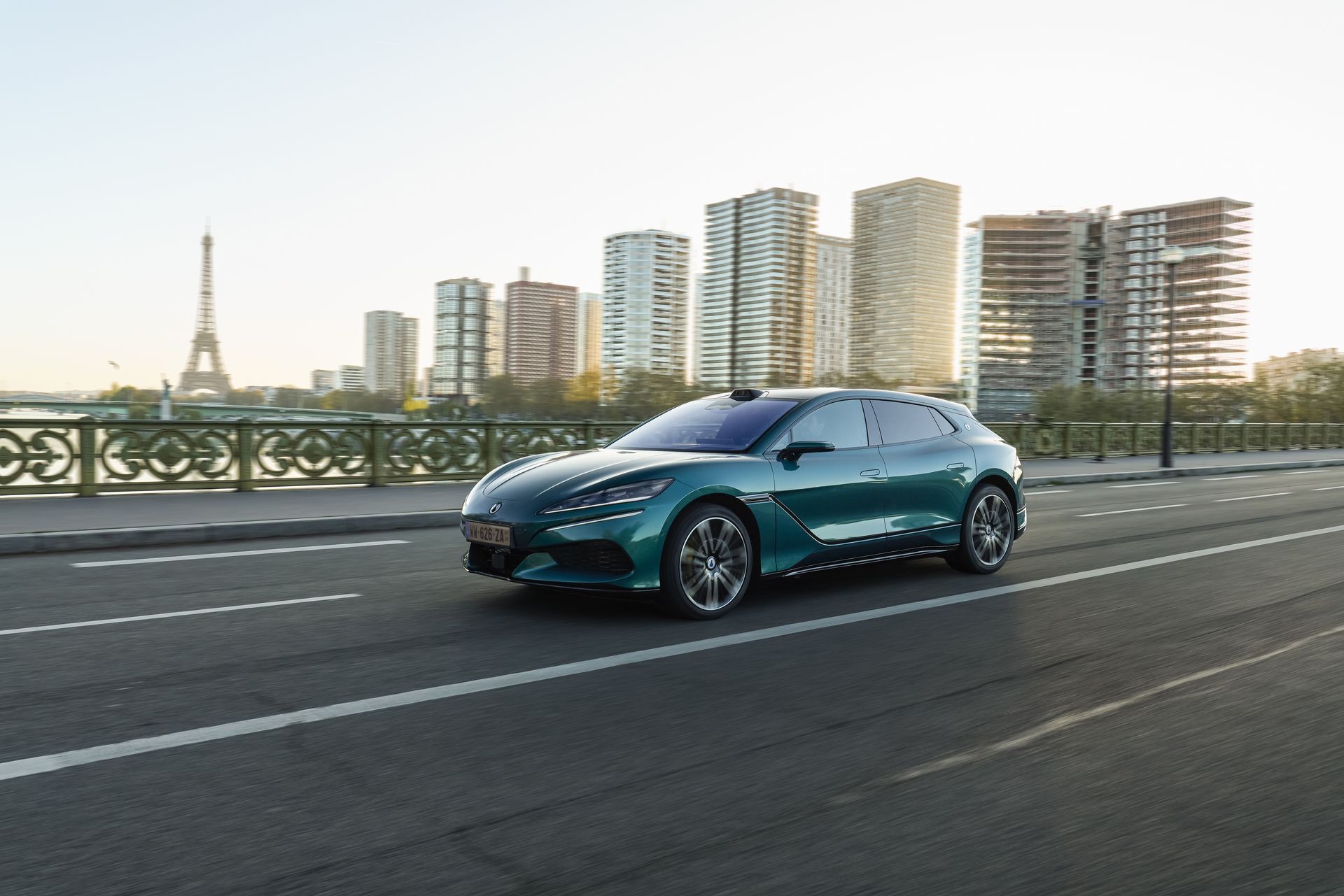 Άνοιξαν οι παραγγελίες για το κινεζικό αυτοκίνητο που φορτίζει σε 5 λεπτά - Με τιμή στην Ευρώπη από 117.500 ευρώ