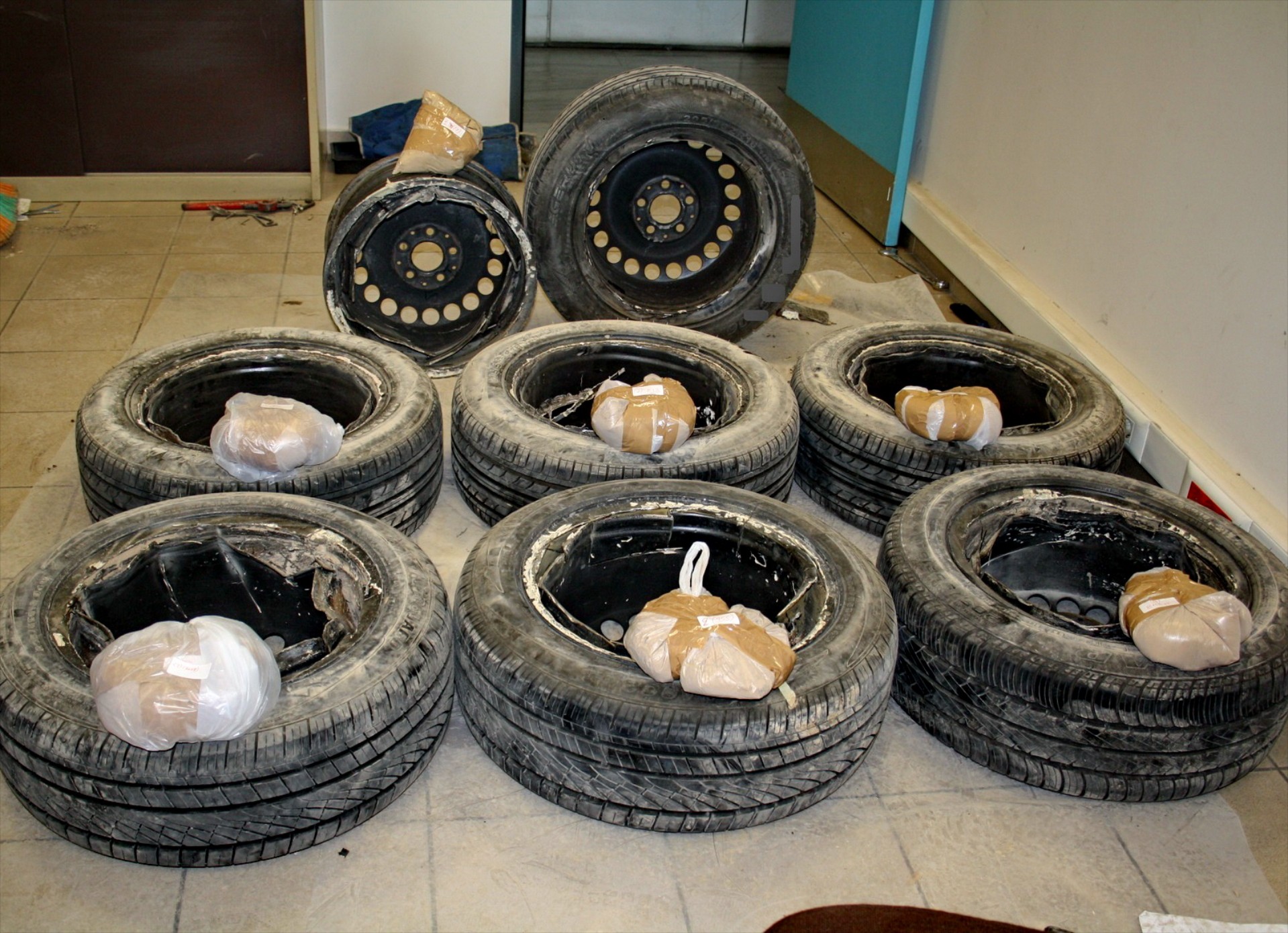 Μετέφεραν ηρωίνη στις ζάντες δύο αυτοκινήτων