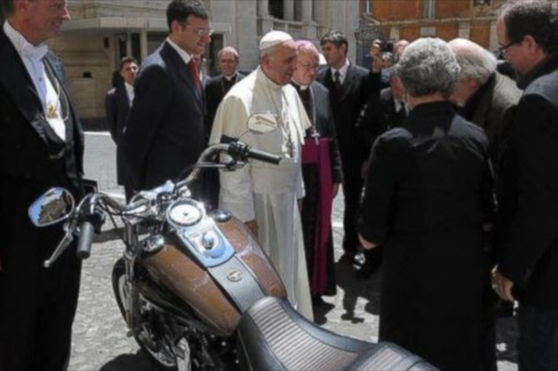 Η Harley του Πάπα βγαίνει στο σφυρί