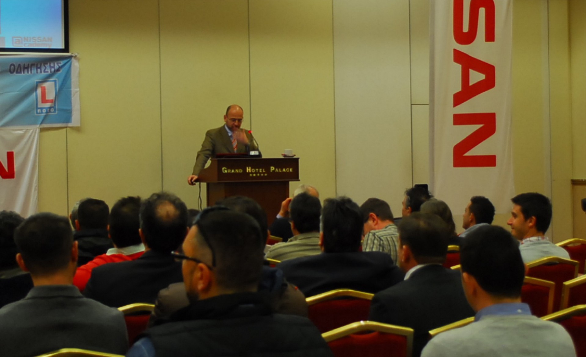 H Nissan δίπλα τους εκπαιδευτές οδηγών 