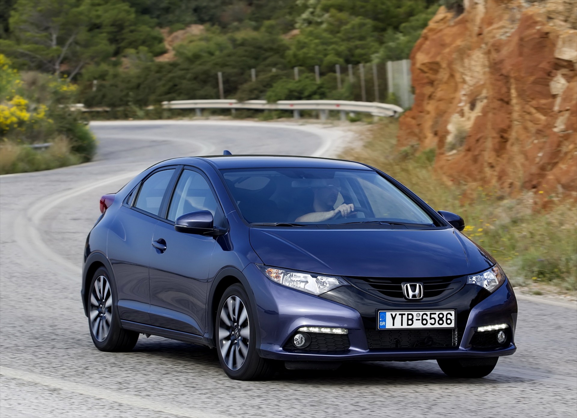 Από 15.240 ευρώ το ανανεωμένο Honda Civic MY14