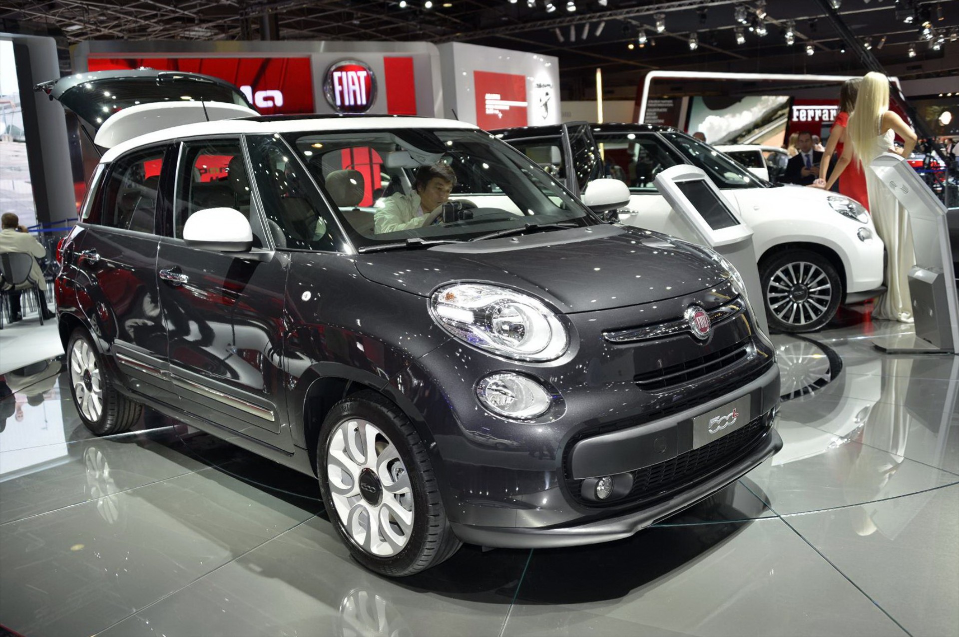 Fiat: Νέες εκδόσεις 500 και Freemont στο Παρίσι