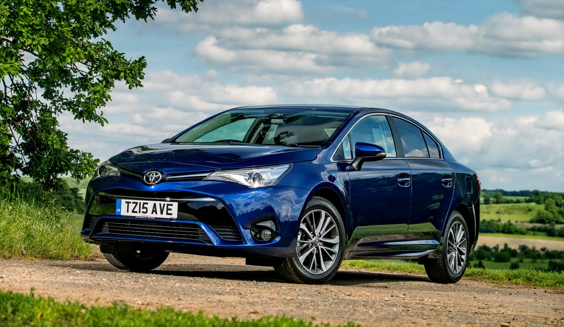 ΟΔΗΓΟΥΜΕ: Νέο Toyota Avensis 2015