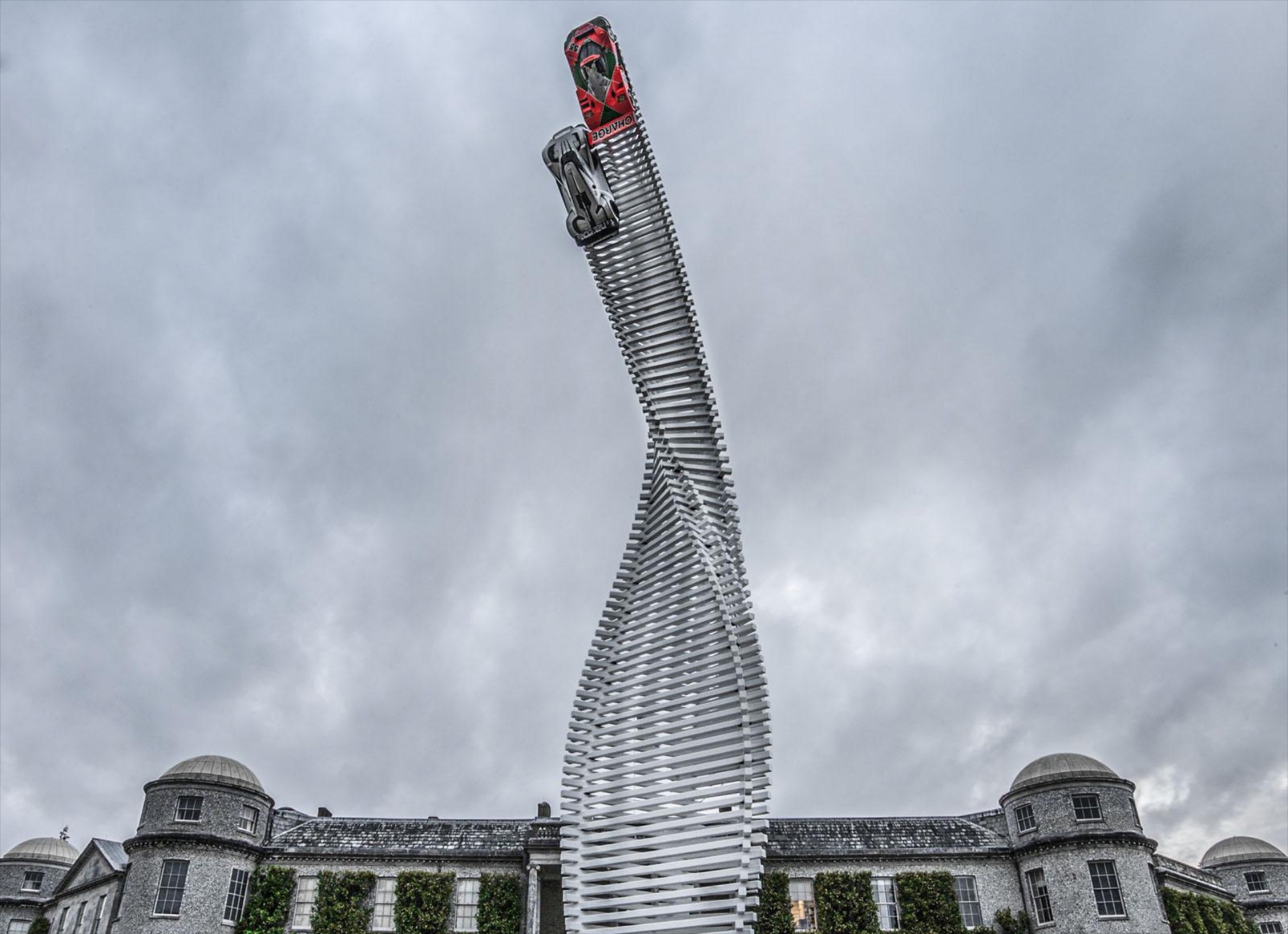 Γλυπτό της Mazda στο Goodwood