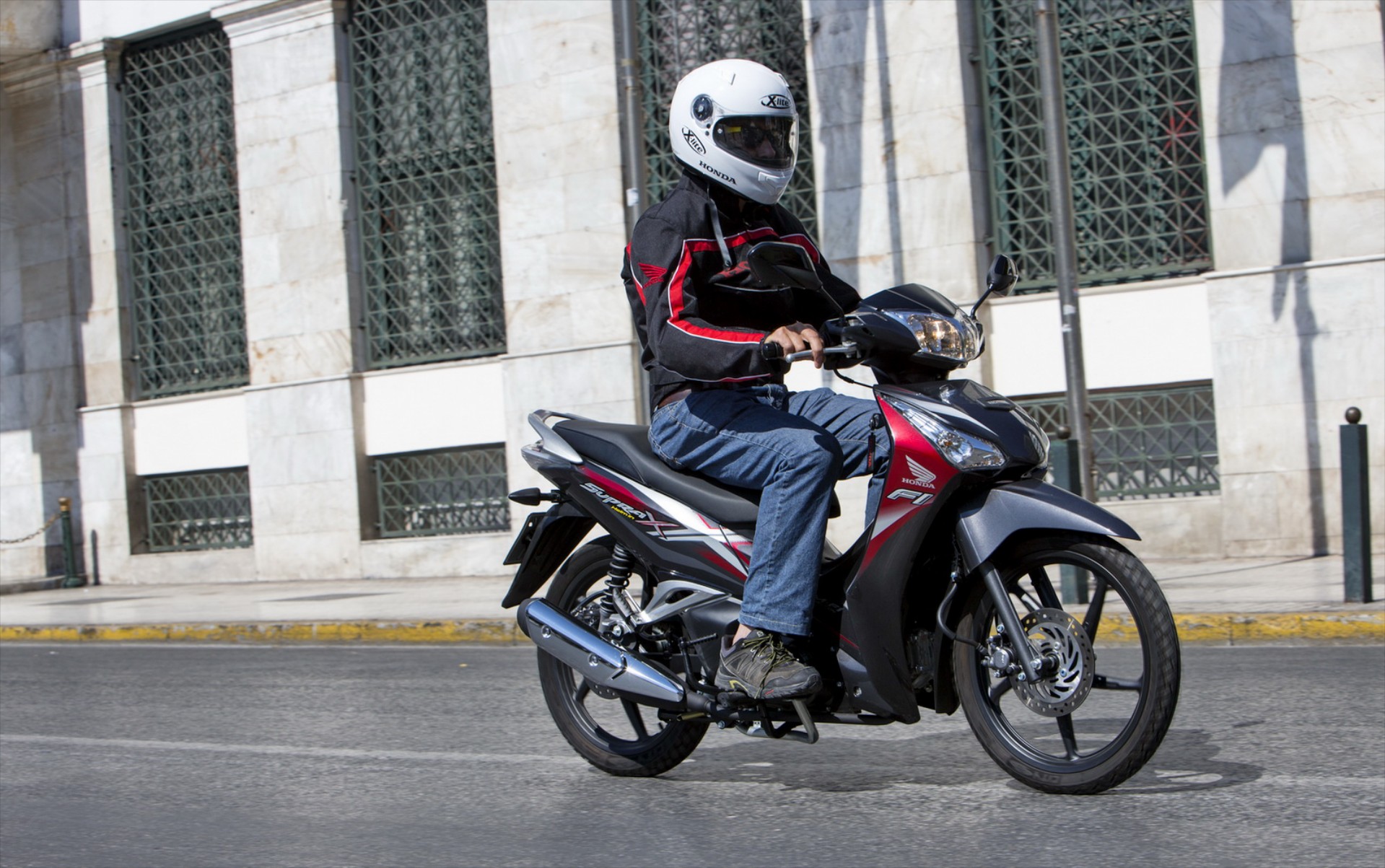 Νέο παπί Honda Supra-X 125 Helmin
