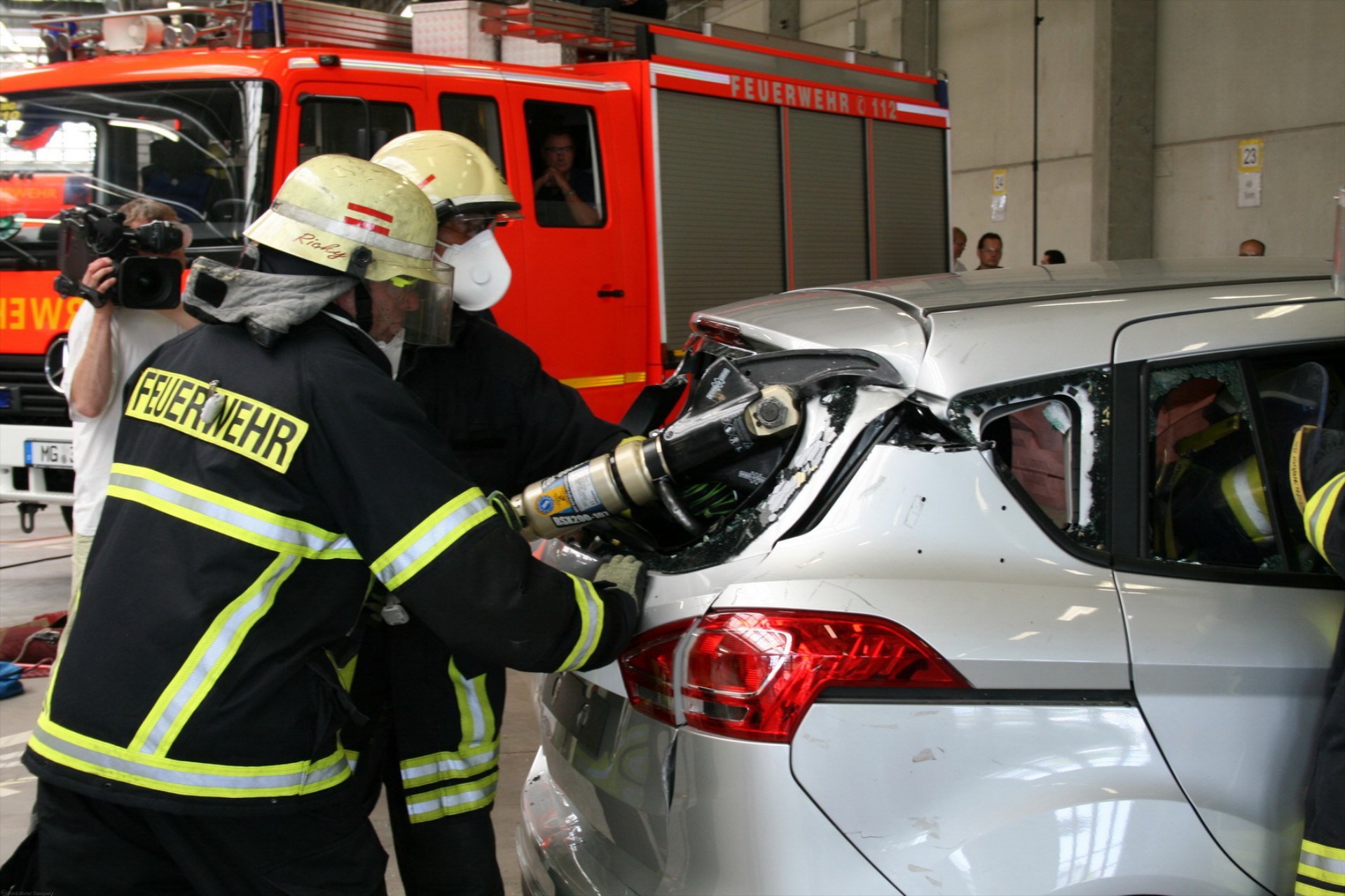 Κόφτες, σιαγώνες και πριόνια εν δράσει