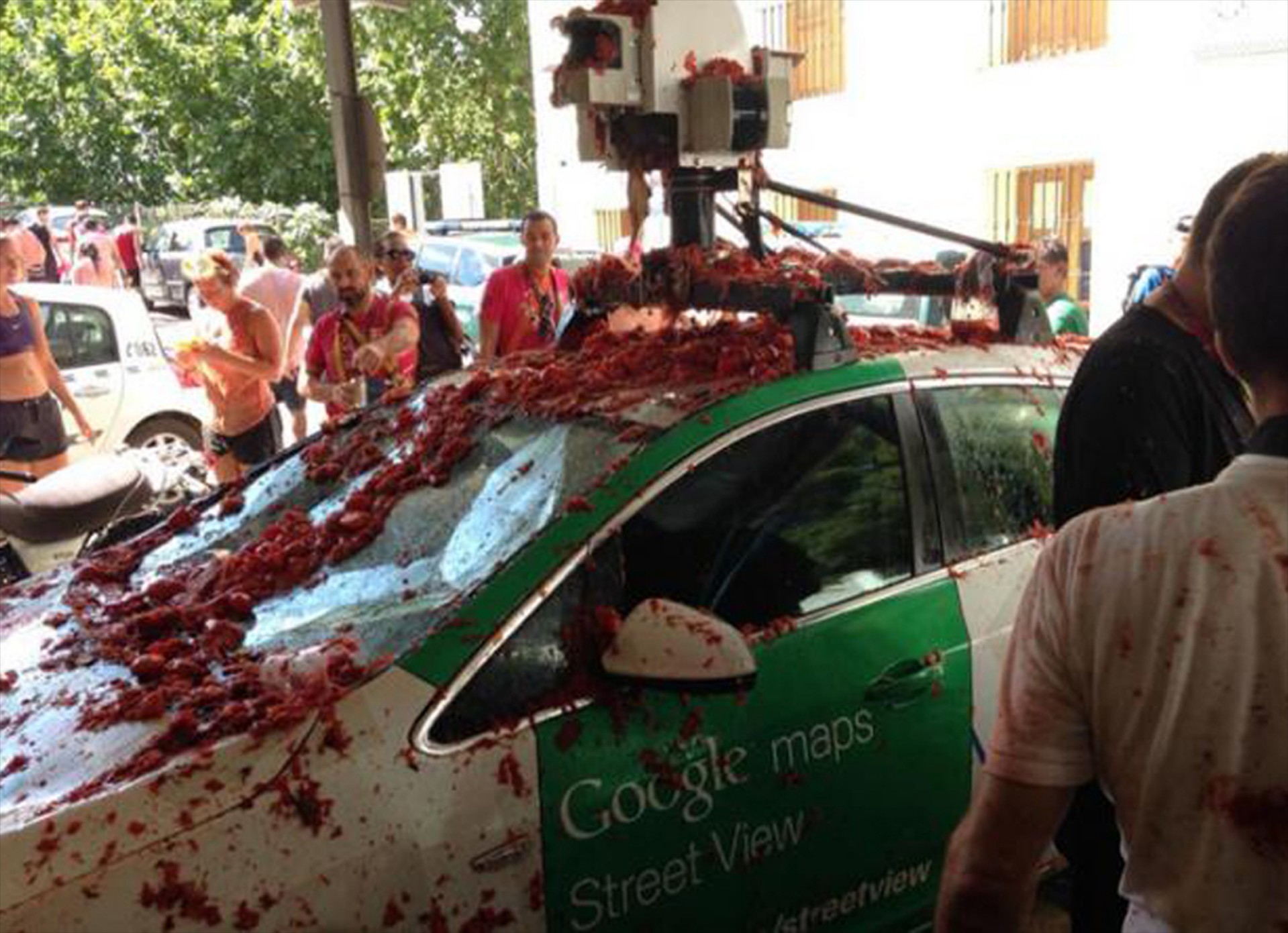 Έριξαν ντομάτες πάνω σε αυτοκίνητο της Google