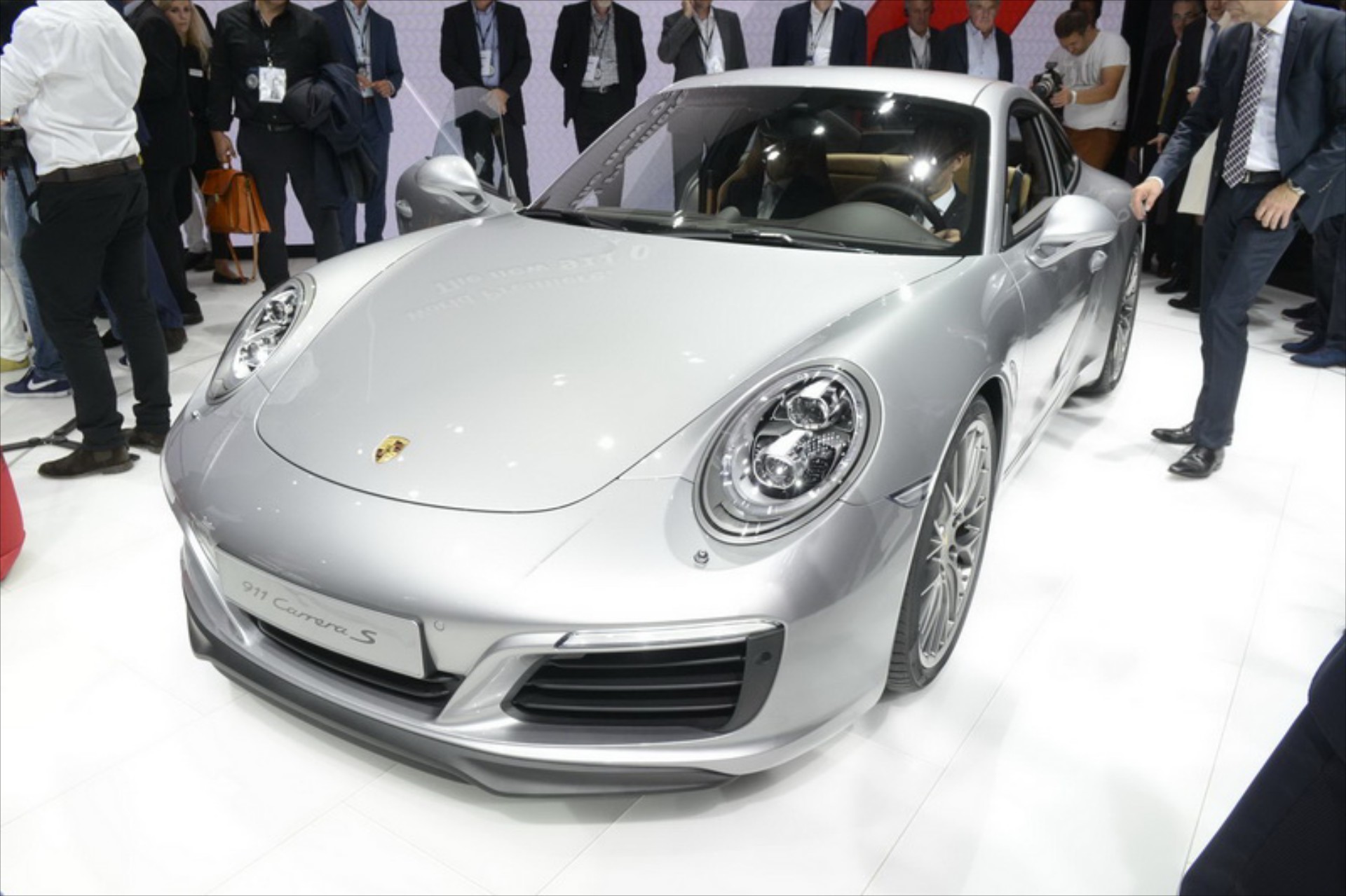 Ανανεωμένη Porsche 911 Carrera (VIDEO)