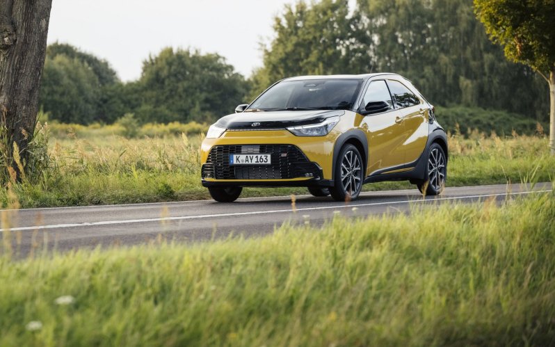 AYGO X 1.5 Hybrid X-Play AYGO X 1.5 Hybrid X-Play