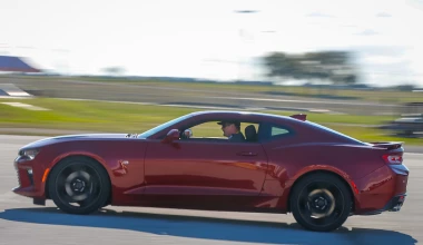 H Danica Patrick παραδίδει την 1η Chevrolet Camaro