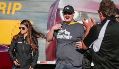 H Danica Patrick παραδίδει την 1η Chevrolet Camaro