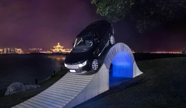 Range Rover διασχίζει… χάρτινη γέφυρα! (VIDEO)