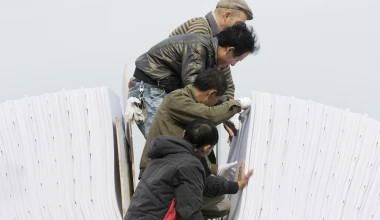 Range Rover διασχίζει… χάρτινη γέφυρα! (VIDEO)