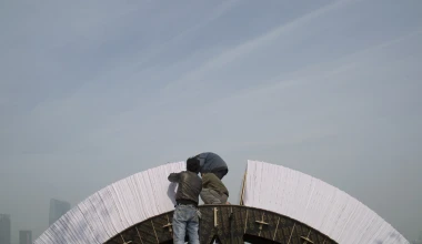 Range Rover διασχίζει… χάρτινη γέφυρα! (VIDEO)