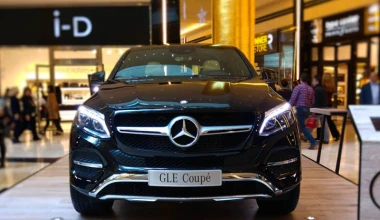 Η Mercedes-Benz έβαλε τα γιορτινά της