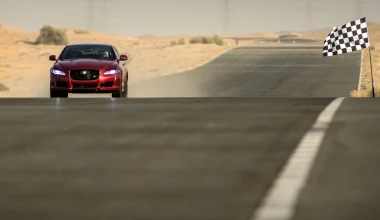 Άνθρωπος-πύραυλος κόντρα με Jaguar XJR (video)