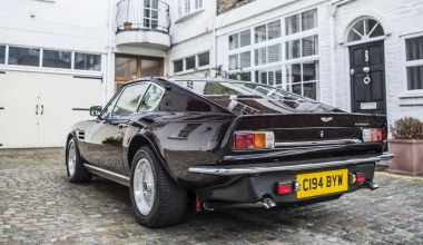 O Sir Elton John πουλάει την Aston Martin του